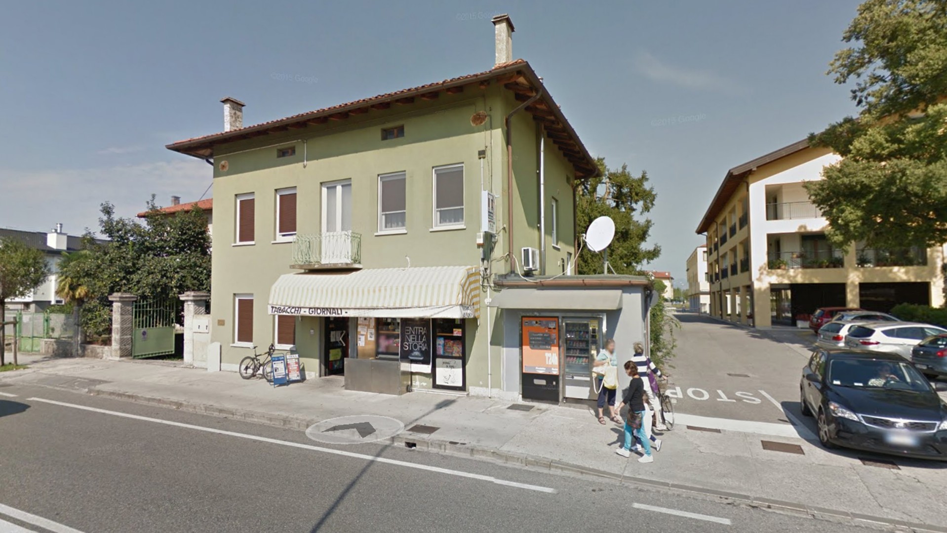 Immagine fronte strada del negozio